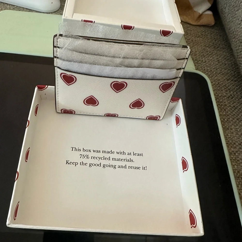 Kate Spade Madison Heartfelt Geo Cream & Red  Card Holder New in Gift Box